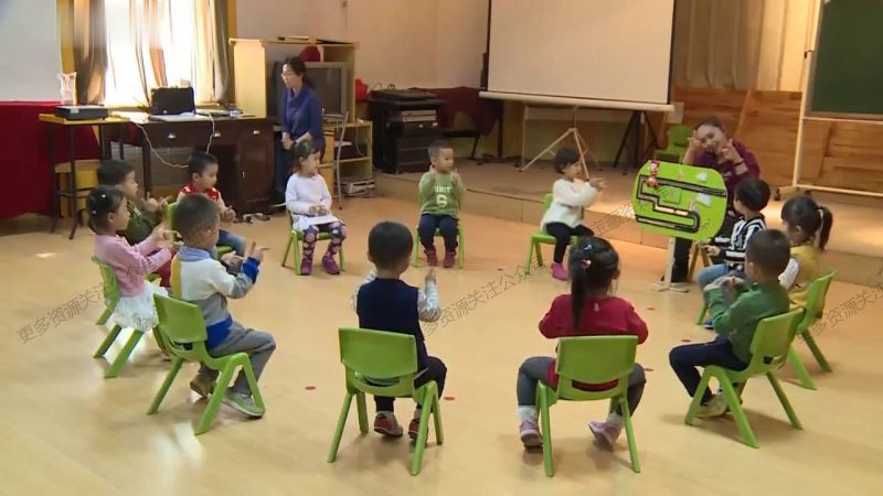 小班律动《开汽车》