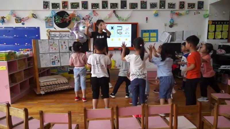 中班韵律《小小机器人》