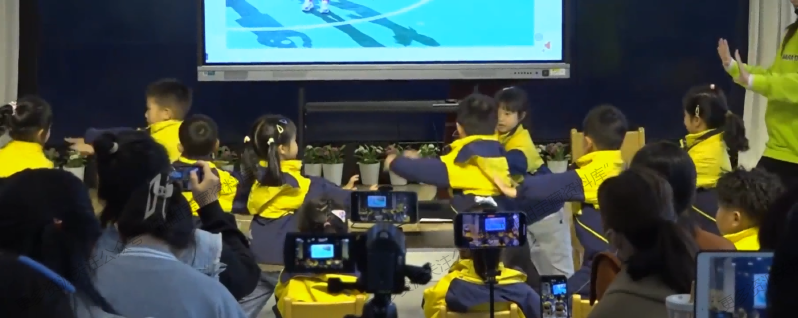 中班韵律活动《我和影子做游戏》